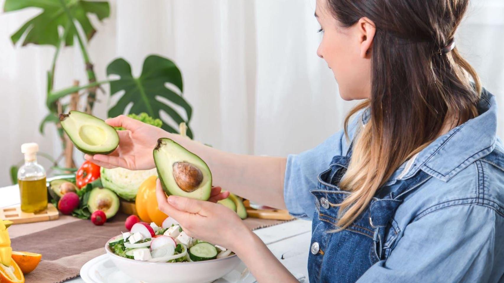 Una mujer se prepara un plato de comida saludable