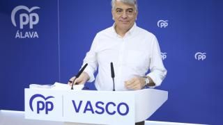 El presidente del Partido Popular Vasco, Javier de Andrés, durante la rueda de prensa que ha ofrecido este miércoles en Vitoria.