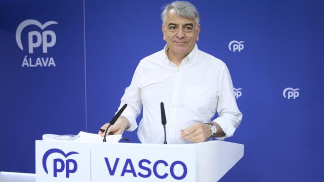 El presidente del Partido Popular Vasco, Javier de Andrés, durante la rueda de prensa que ha ofrecido este miércoles en Vitoria.