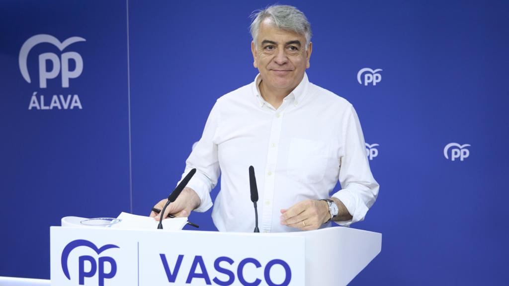 El presidente del Partido Popular Vasco, Javier de Andrés, durante la rueda de prensa que ha ofrecido este miércoles en Vitoria.