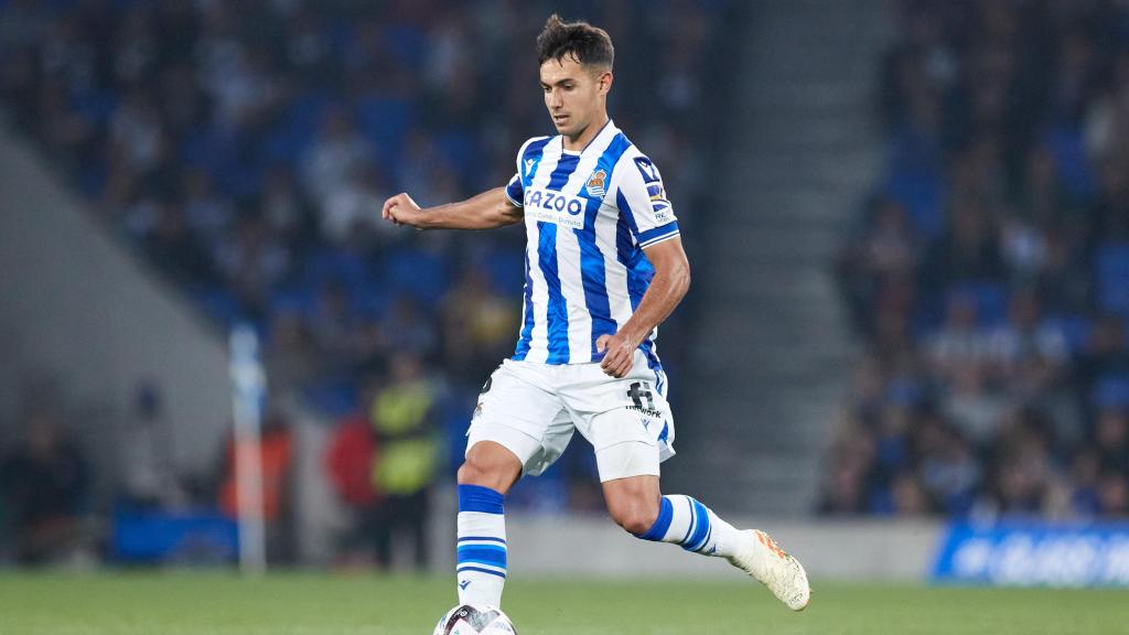 Martín Zubimendi, durante un encuentro con la Real Sociedad, luce el sponsor de Cazoo.
