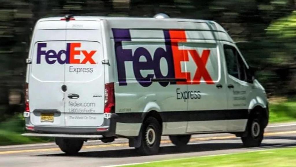Un vehículo de FedEx
