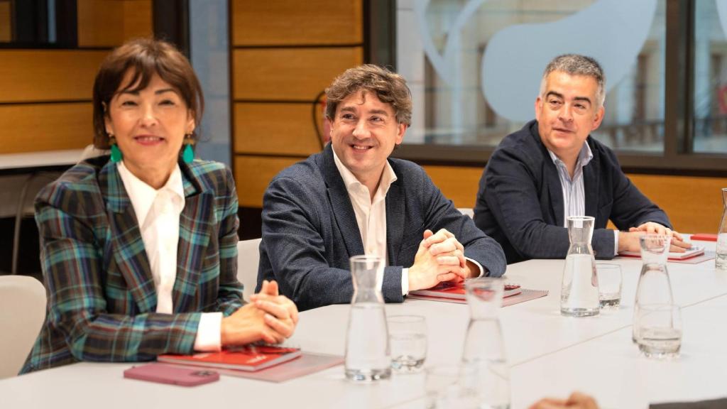 El secretario general del PSE-EE, Eneko Andueza, junto al secretario de Organización del PSE-EE, Miguel Ángel Morales, y la secretaria de Política Institucional, Bego Gil