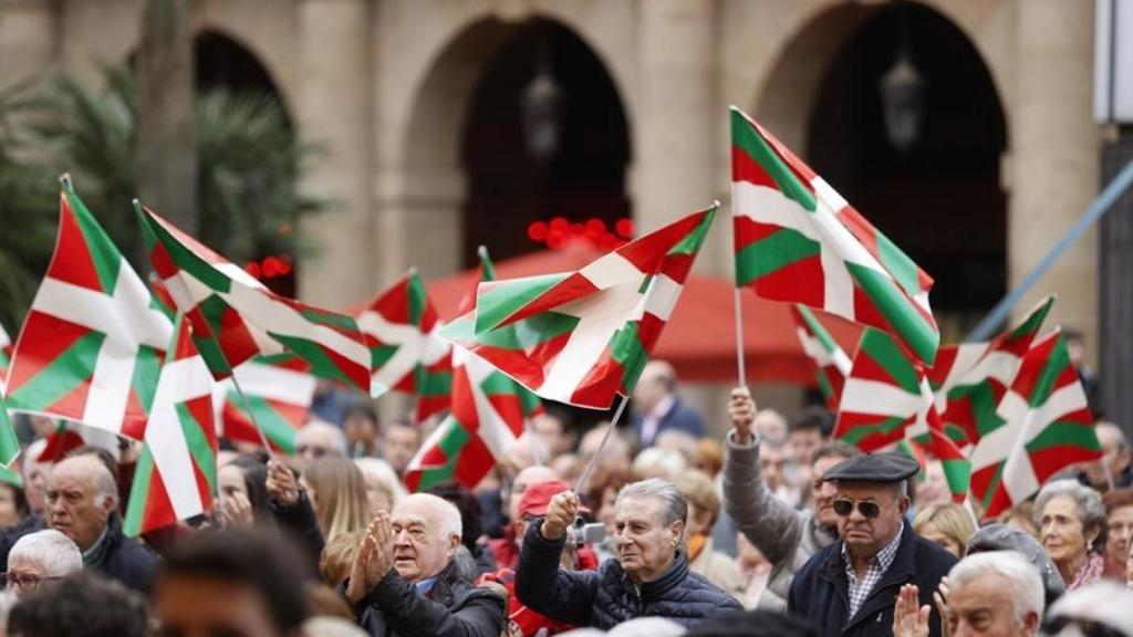 Imagen de varias ikurriñas portadas por ciudadanos vascos.