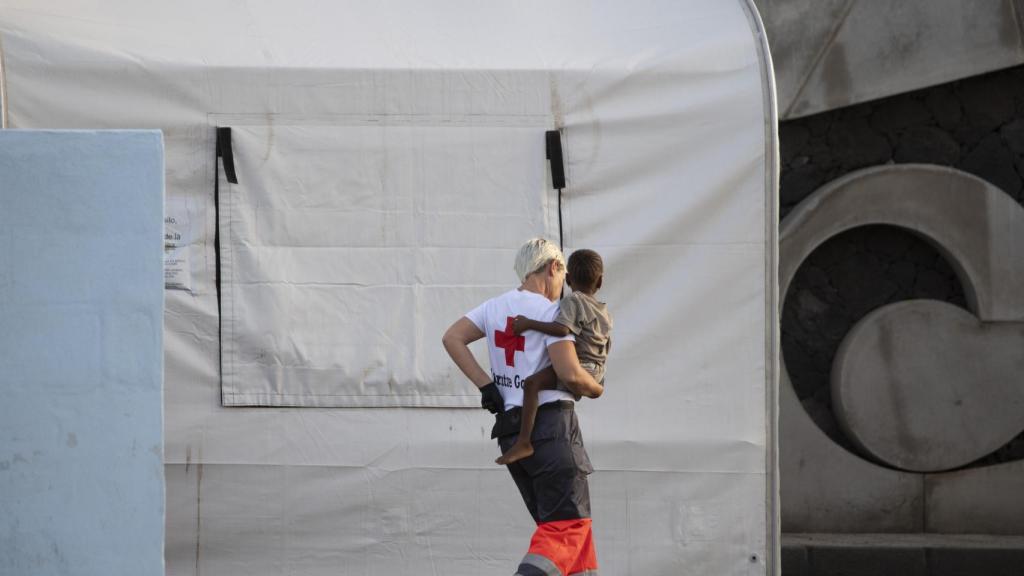 Una persona de la Cruz Roja sostiene a un menor, en el Puerto de la Restinga, a 28 de noviembre de 2024, en El Hierro, Santa Cruz de Tenerife, Tenerife, Canarias / EP