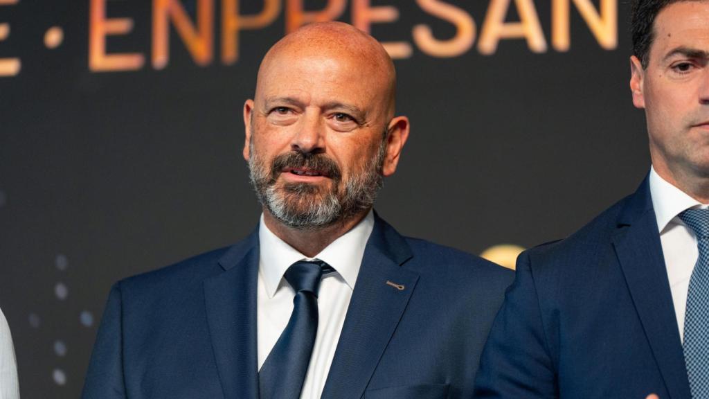 El nuevo presidente de Cebek, Guillermo Buces (i), durante la Asamblea General de Cebek, en el Palacio Euskalduna, a 14 de mayo de 2025, en Bilbao, Vizcaya. / EP