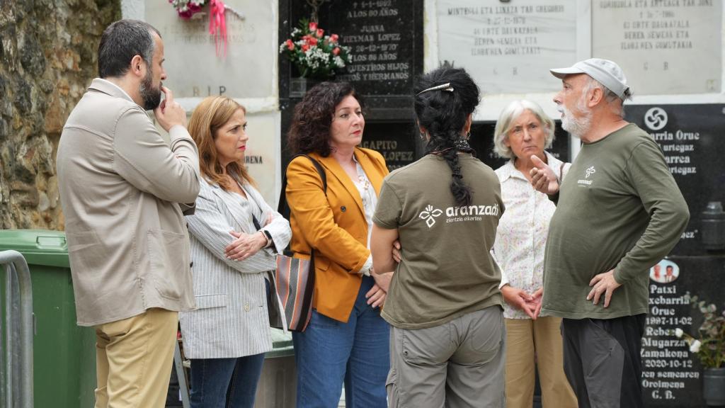 El director de Gogora, Alberto Alonso; la consejera de Justicia y DDHH, María Jesús San José, y voluntarios de Aranzadi en el cementerio de Amorebieta