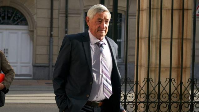Cándido Ibar, padre del ciudadano de origen vasco Pablo Ibar, condenado a cadena perpetua en Estados Unidos, a la entrada del Parlamento Vasco. EFE / L. Rico