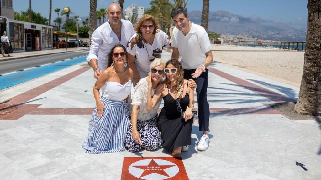 Elena Irureta con su propia estrella en el Paseo de la Fama más grande de España, el de la Playa de l’Albir en Alicante