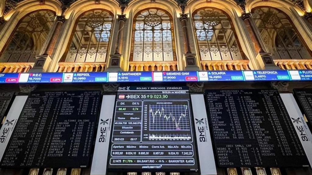 Una pantalla muestra la evolución del índice IBEX 35, en una imagen de archivo