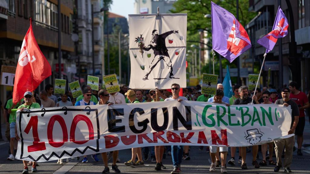 Participantes en la manifestación de este viernes de los trabajadores de Enviser tras más de cien días de huelga