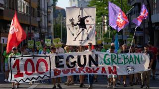Participantes en la manifestación de este viernes de los trabajadores de Enviser tras más de cien días de huelga