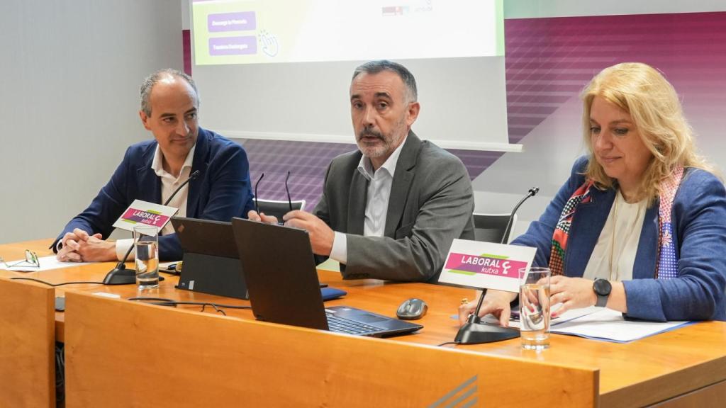 Ibon Urgoiti, Francisco Pedraza e Inma Ramos, en la presentación del balance de Gaztenpresa
