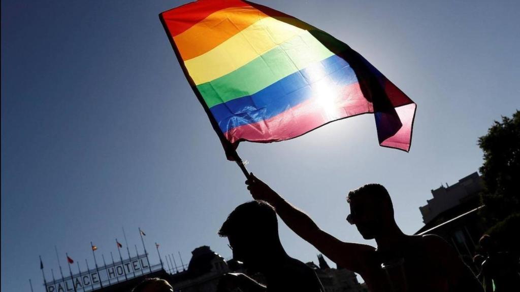 Una bandera LGBT en el Orgullo de 2019. efe