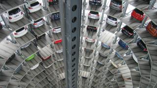 Vehículos estacionados dentro de un estacionamiento elevado