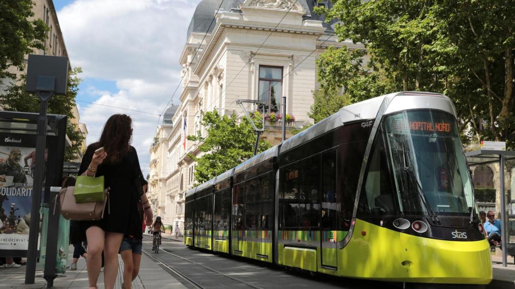 CAF gana 28 tranvías en Francia y más trenes por el acuerdo de compra de la planta de Alstom