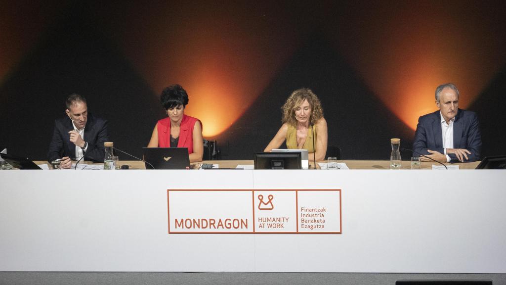 Pello Rodríguez, a la izquierda, en el congreso de Mondragon celebrado este miércoles en Vitoria / Europa Press