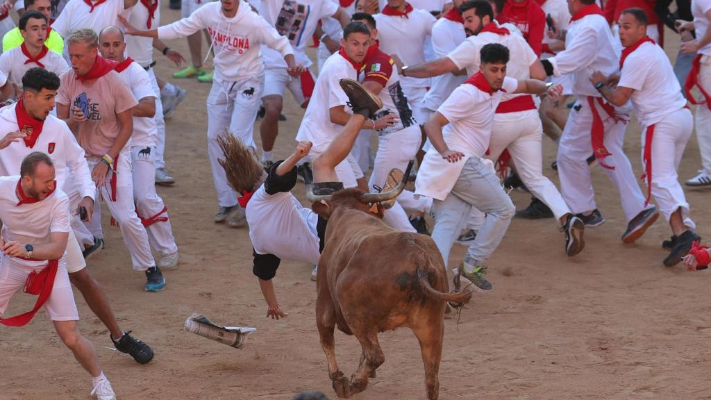 Los corredores y los toros llegan a la Plaza de Toros / EFE
