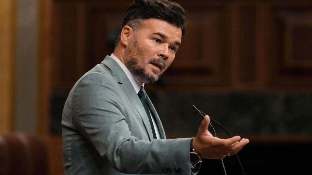 El portavoz de ERC, Gabriel Rufián, interviene desde la tribuna de oradores durante el pleno celebrado en el Congreso de los Diputados, este miércoles. EFE/Borja Sanchez-Trillo
