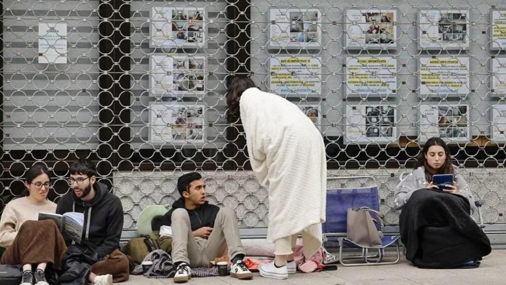 Jóvenes en una cola para alquilar un inmueble