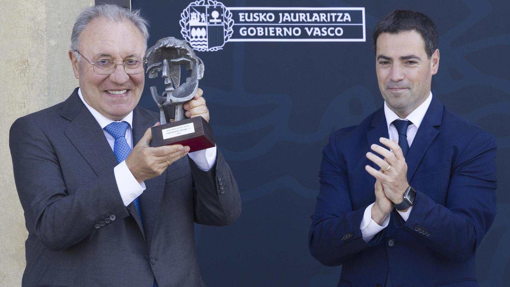 El lehendakari, Imanol Pradales, hace entrega del 25 premio Joxe Mari Korta al industrial José Jainaga por su trayectoria empresarial. EFE/Javier Etxezarreta