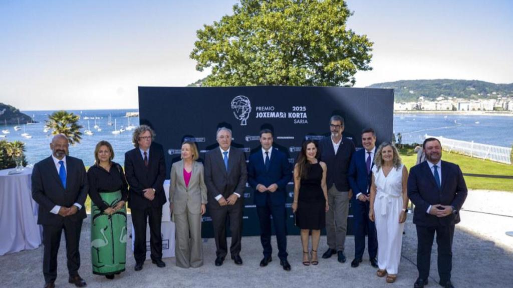 El lehendakari, Imanol Pradales (c); la presidenta del Parlamento Vasco, Bakartxo Tejería (5d); el consejero vasco de Industria, Mikel Jauregi (3d); la diputada general de Gipuzkoa, Eider Mendoza (4i); y el alcalde de San Sebastián, Eneko Goia (4d), entre otras autoridades, durante el acto de entrega del 25 premio Joxe Mari Korta al industrial José Jainaga (5i) por su trayectoria empresarial este jueves, en San Sebastian. EFE/Javier Etxezarreta