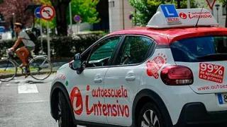 Un vehículo de una autoescuela circula por las calles de San Sebastián / Imagen de Archivo