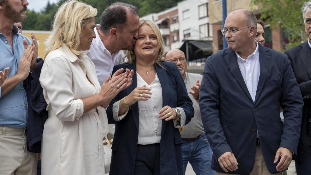 Miguel Tellado y otros líderes populares con Marimar Blanco en el acto por el aniversario del asesinato de Miguel Ángel Blanco /Arnaitz Rubio / Europa Press