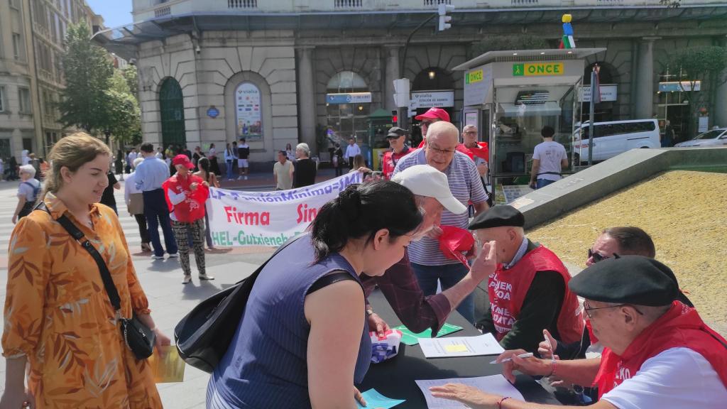 El Movimiento de Pensionistas de Euskal Herria recoge firmas en Bilbao / E Press