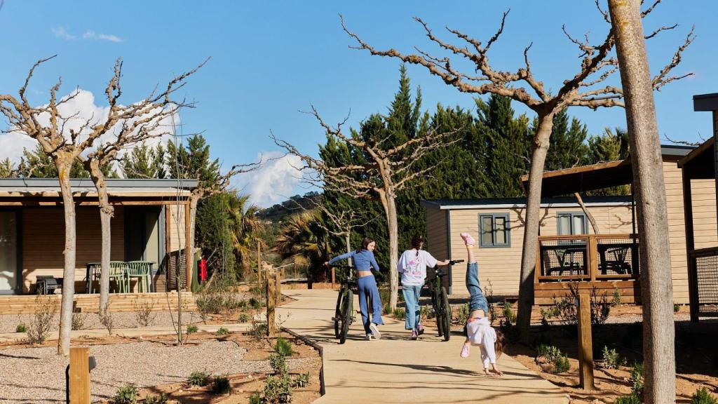 Cada año se realizan competiciones de pesca que, en plena temporada, convierten a Taiga Lake Caspe en un pueblo de personas que calzan altas botas de goma y llevan cañas al hombro