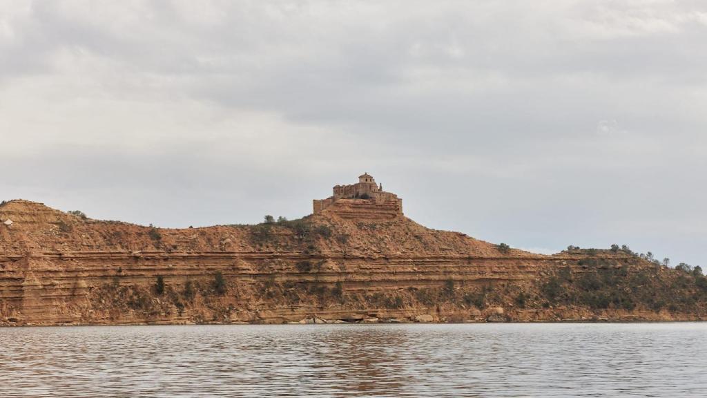 Las barcas son para el verano. En ellas se aprecia la fauna del lago y las aves que lo sobrevuelan. Bajo sus aguas, cuesta imaginar lo que un día fueron pueblos mineros