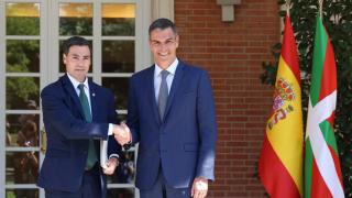 El presidente del Gobierno, Pedro Sánchez, recibe en Moncloa al lehendakari, Imanol Pradales