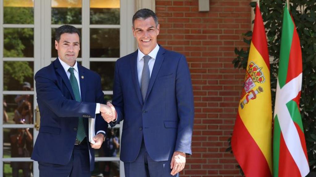 El presidente del Gobierno, Pedro Sánchez, recibe en Moncloa al lehendakari, Imanol Pradales