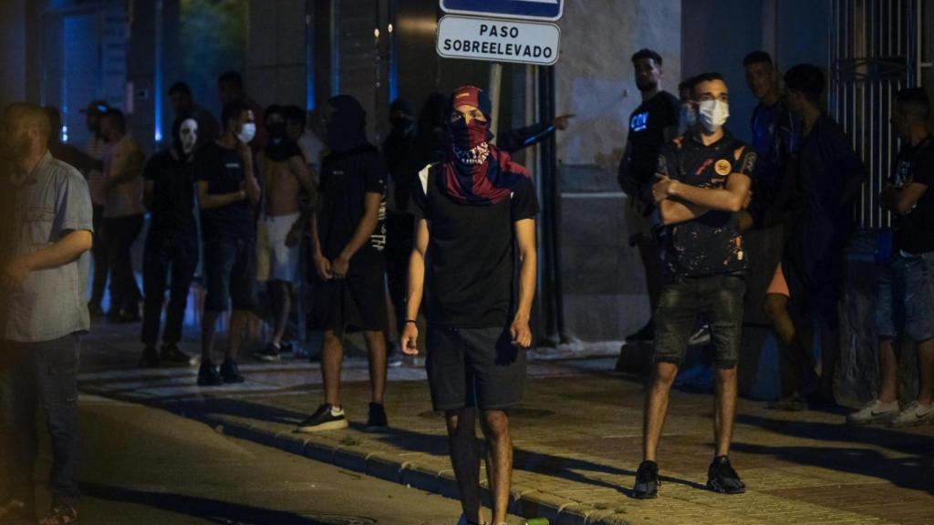 Jóvenes reunidos por la noche en el barrio de San Antonio en Torre Pacheco. (EFE/Pablo Miranzo)