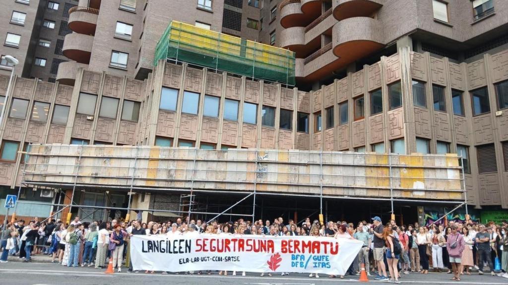 Concentración ante en Bilbao para denunciar la agresión a una trabajadora social EUROPA PRESS