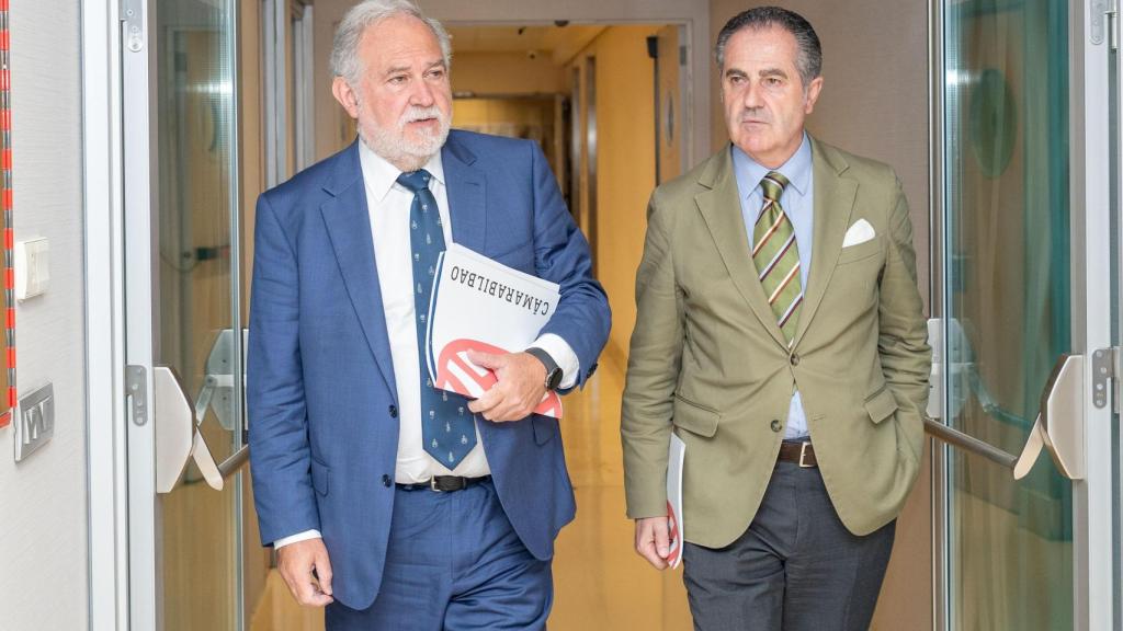 José Ignacio Zudaire, presidente de la Cámara de Comercio de Bilbao, con el secretario general, Mikel Arieta-araunabeña.