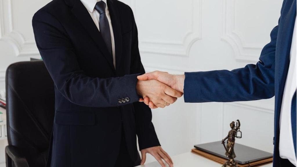 Apretón de manos en un despacho de abogados