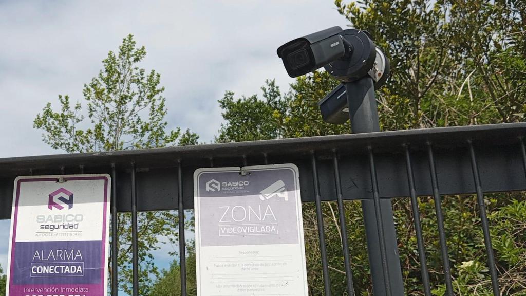 Acceso a la villa del exfutbolista.