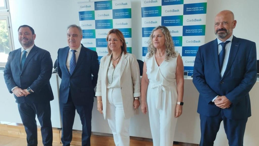 Tamara Yagüe y Eduardo Aréchaga, de Confebask, con los presidentes de las territoriales Cebek, SEA y Adegi / E Press