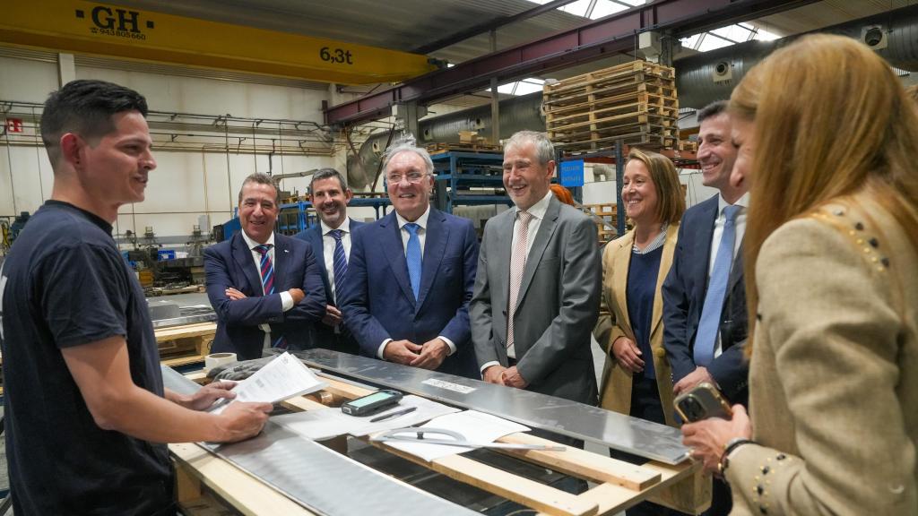 Visita a una de las empresas de Jainaga participada por Finkatuz. Junto a Jainaga, Andoitz Korta y Amaya del Villar
