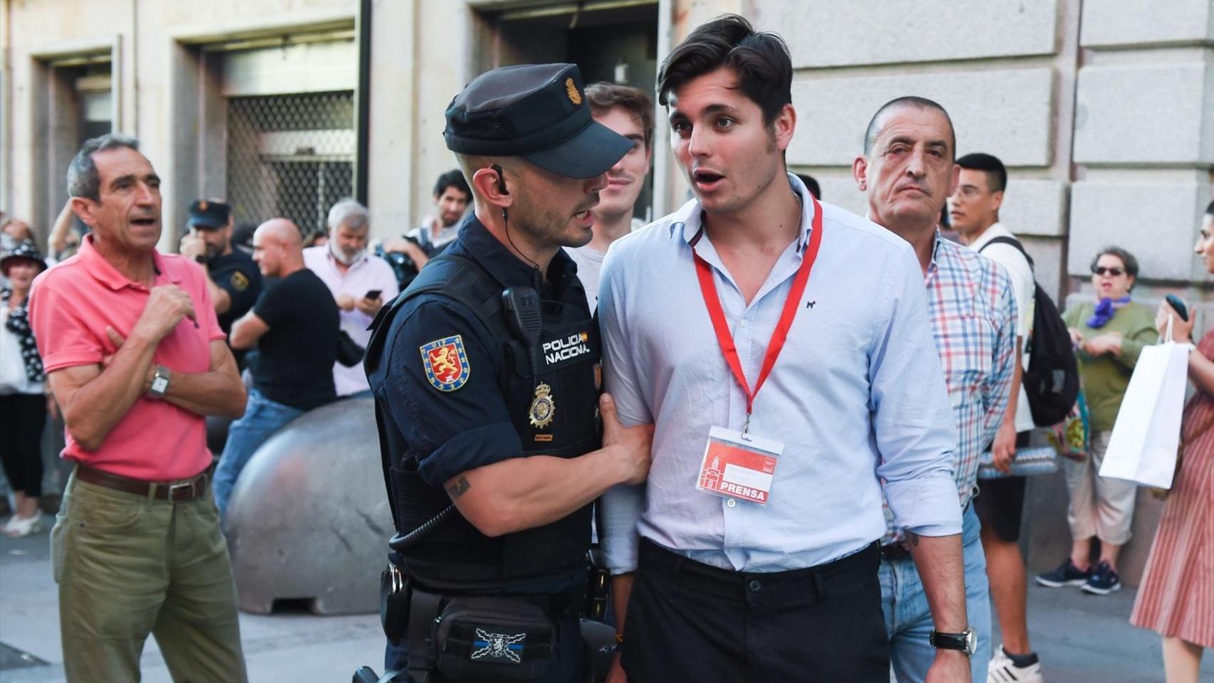 Varios manifestantes se enfrentan al periodista Vito Quiles, durante la concentración en Madrid contra Milei, a 21 de junio de 2024
