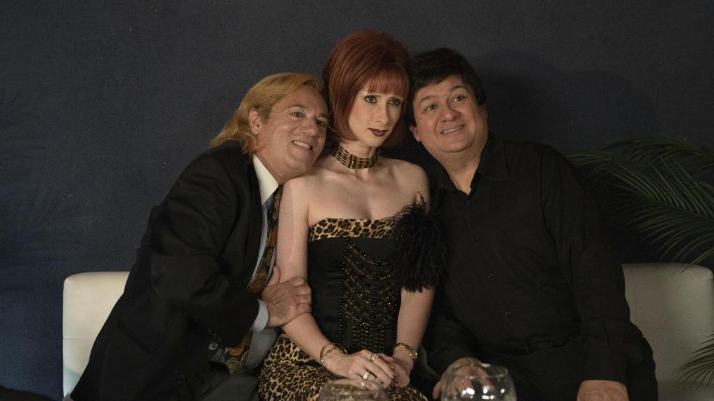 El tamarismo, el fenómeno mediático que marcó la escena televisiva española de comienzos de este siglo, renace con el estreno este viernes de 'Superstar', la nueva serie de ficción dirigida por Nacho Vigalondo y producida por Los Javis con Tamara (c), Secun de la Rosa (d) y Pepón Nieto (i), entre otros. EFE/