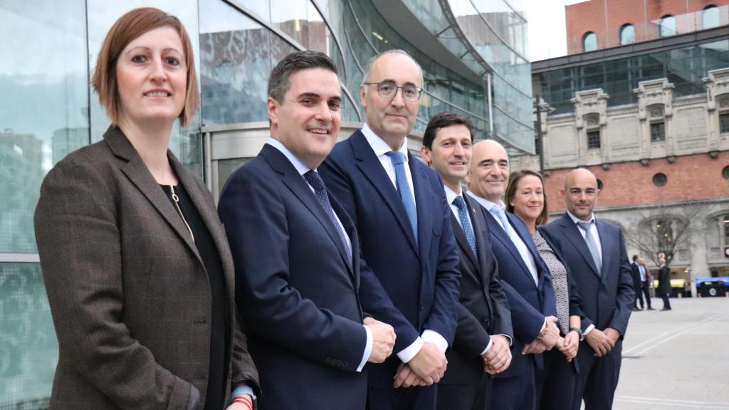 Foto de familia de Jauregi y D'Anjou con Eric Arana, de Arania Grupo, en el centro, acompañados entre otros por Arrate Aranbarri y Amaya del Villar / Irekia