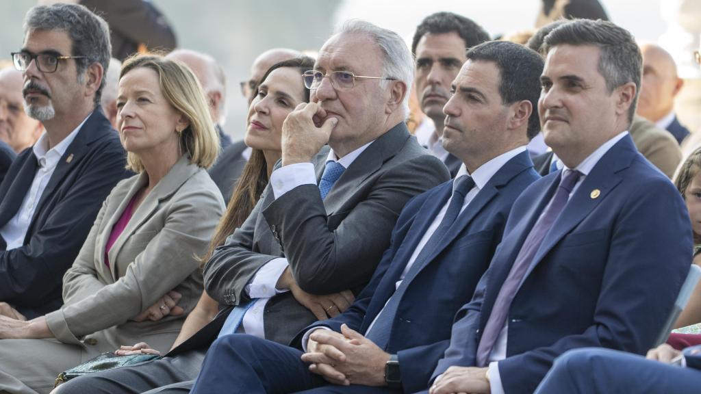 El empresario José Antonio Jainaga junto al lehendakari, Imanol Pradales, y el consejero de Industria, Mikel Jauregi.
