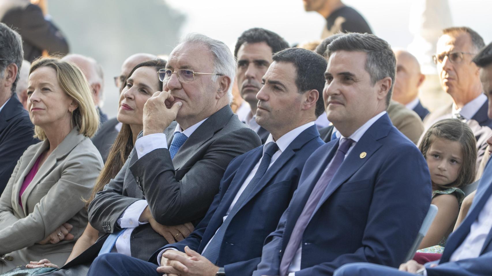 José Antonio Jainaga (i), junto al lehendakari Imanol Pradales (c) y el consejero Mikel Jauregi (d)