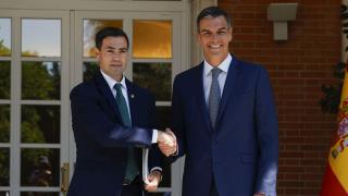 El presidente del Gobierno, Pedro Sánchez, y el lehendakari, Imanol Pradales, en Moncloa