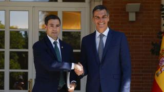 El presidente del Gobierno, Pedro Sánchez, y el lehendakari, Imanol Pradales, en Moncloa