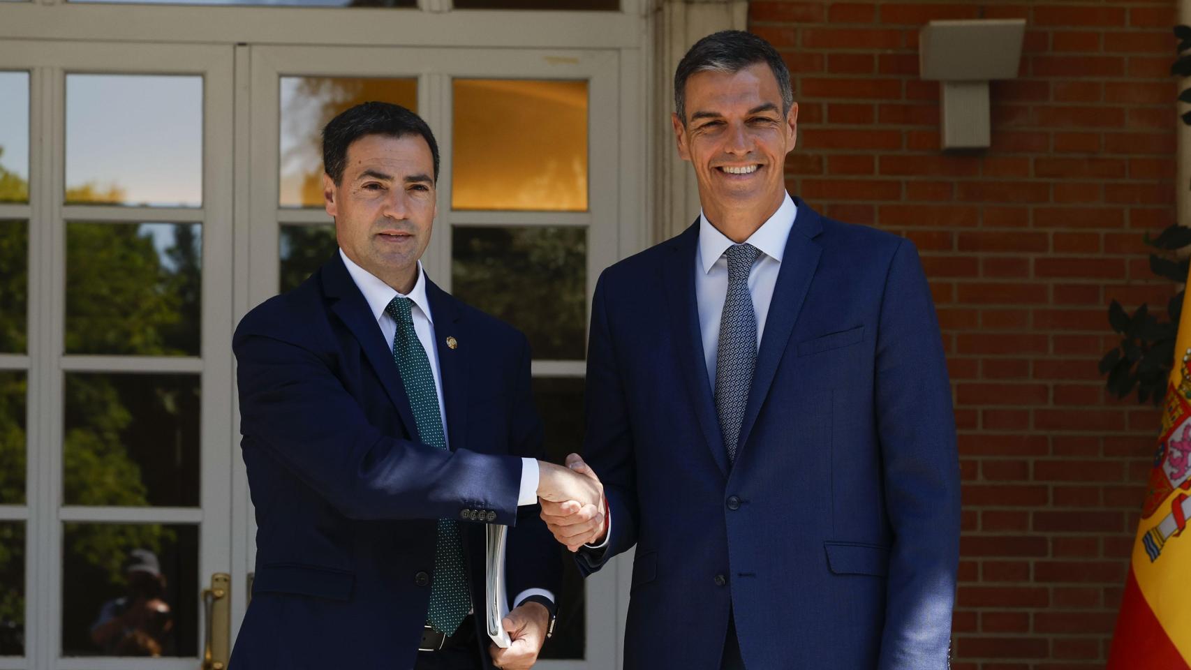 El presidente del Gobierno, Pedro Sánchez, y el lehendakari, Imanol Pradales, en Moncloa