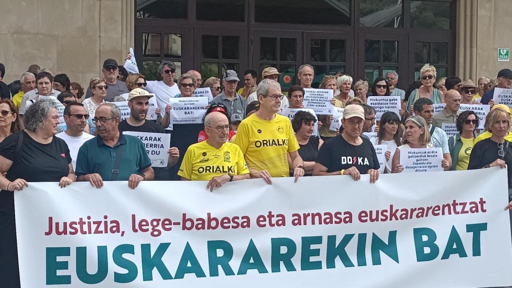 Cientos de personas piden actuar con decisión ante la emergencia lingüística del euskera