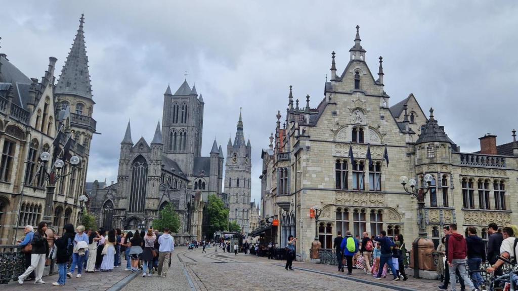 El perfil de la ciudad lo marca las torres de la Catedral, la Iglesia de San Nicolas y la del Campanario
